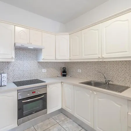 Chiara Garden View بيت للعطل أذيخي